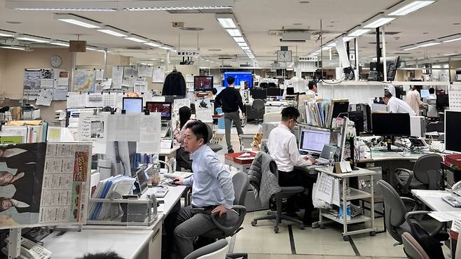 훗카이도신문사 내부에서 직원들이 일하고 있는 모습. 일본 신문사들도 인력 유출로 인해 AI 도입에 공을 들이고 있다.
