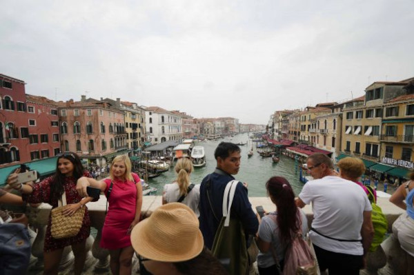 이탈리아 베네치아를 방문한 관광객들이 지난해 9월 13일 리알토 다리에서 사진 촬영을 하고 있다. AP연합뉴스