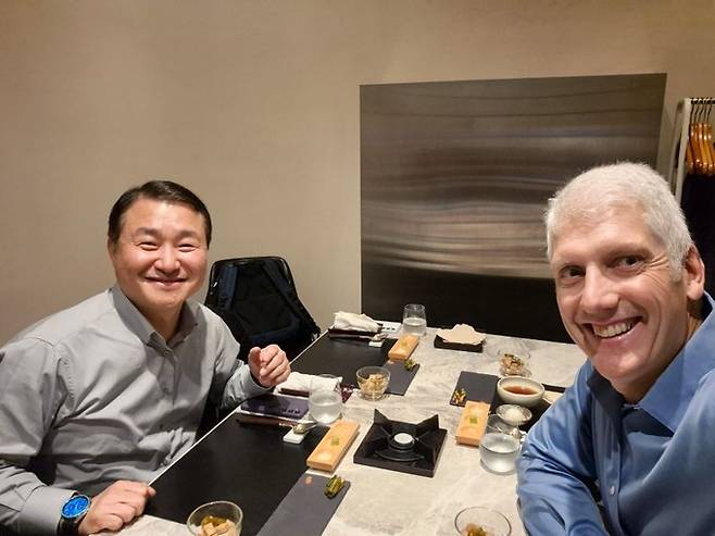 25일 저녁 서울에서 노태문 삼성전자 MX사업부장(왼쪽)이 구글 플랫폼·디바이스 사업을 총괄하는 릭 오스터로 부사장과 만나 저녁 식사를 하고 있다. [사진 = 릭 오스터로 X]