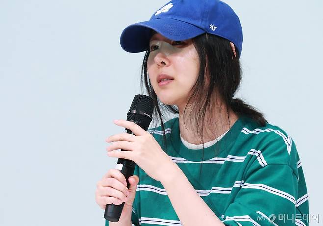 하이브와 대립하고 있는 민희진 어도어 대표가 지난 25일 오후 서울 강남구 한국컨퍼런스센터 대강당에서 진행된 긴급 기자회견에서 질문에 답하고 있다. /사진=이동훈