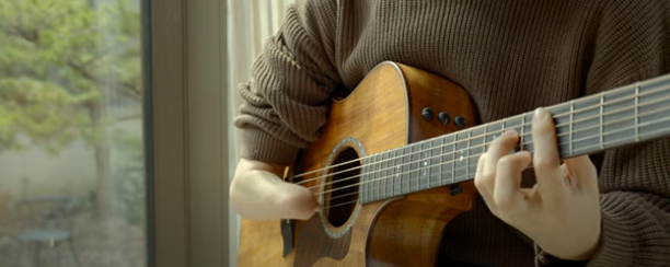 고우현이 의수를 이용해 기타를 연주하며 모든 곡을 직접 작사, 작곡했다. 사진은 의수를 사용해 기타를 치고 있는 고우현의 모습. /사진= 유튜브 '미러볼 뮤직' 캡처