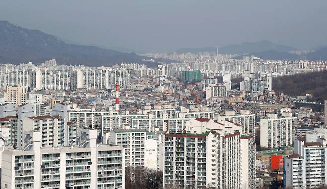 준공 20년 초과 노후단지일수록 아파트값이 하락한 것으로 조사됐다. 사진은 서울시내 한 아파트 밀집 지역. /사진=뉴스1