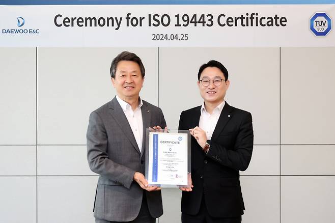 백정완(왼쪽) 대우건설 사장이 서정욱 TV SD 코리아 대표이사로부터 'ISO 19443 인증서'를 받았다. /사진=대우건설