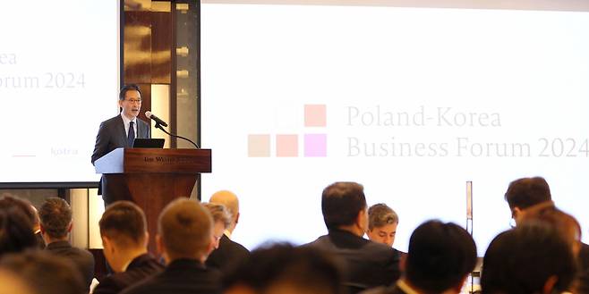 김태형 인베스트 코리아 대표가 지난 25일 열린 ‘한·폴란드 비즈니스 포럼 2024’에서 축사를 하고 있다. [코트라 제공]