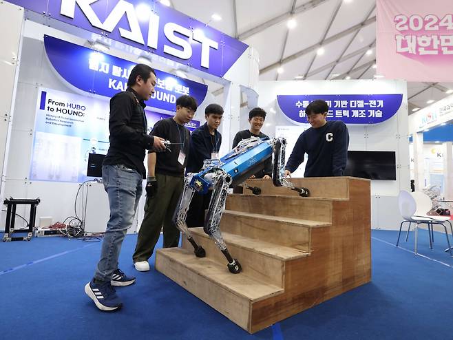 대한민국과학기술대전에서 KAIST가 개발한 4족 보행로봇 ‘하운드’가 계단을 오르고 있다.[KAIST 제공]