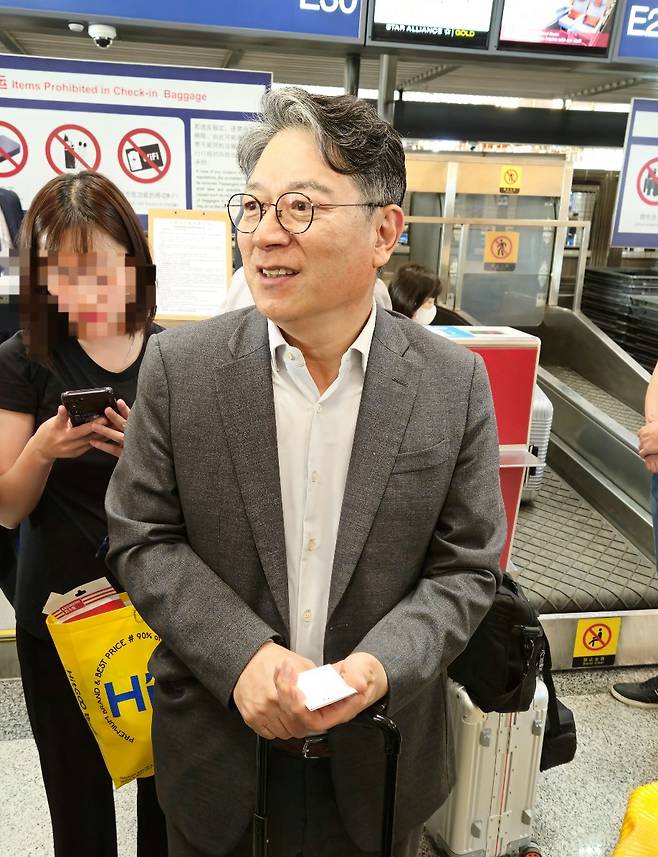 곽재선 KGM 회장이 26일 공항에서 기자들을 만나 질문에 답하고 있다. [베이징 공동취재단]