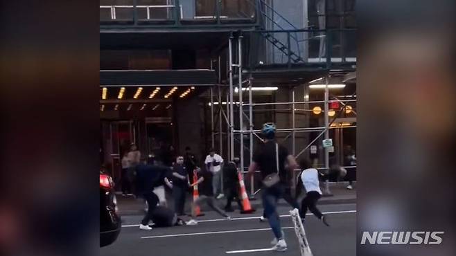 밀려드는 난민 문제로 골치를 앓고 있는 미국 뉴욕에서 난민 신청을 한 이민자들이 쉼터로 제공된 호텔 앞에서 패싸움을 벌이는 영상이 소셜미디어(SNS)에 공유됐다. 출처 : @CANELATRD *재판매 및 DB 금지