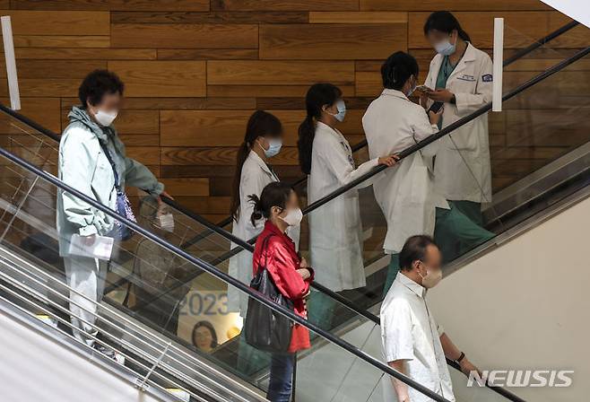 [서울=뉴시스] 정병혁 기자 = 의정갈등이 계속되고 있는 가운데 26일 서울의 한 대학병원에서 의료진들이 이동하고 있다. 2024.04.26. jhope@newsis.com