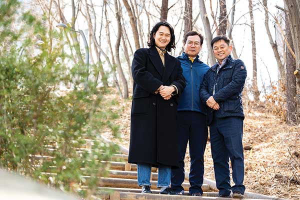 경기도 성남 판교공원에서 김씨 부자와 송동주씨가 21년 만에 재회했다.