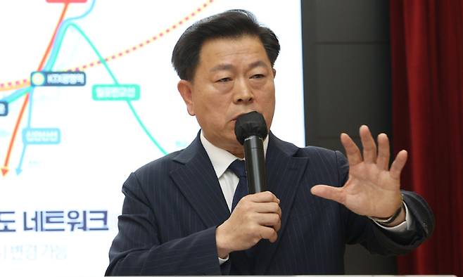 박승원 광명시장이 25일 시청에서 ‘철도네트워크 중심도시’를 선언하고 있다. 광명시 제공