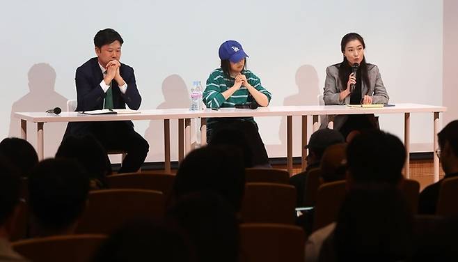 민희진 어도어(ADOR) 대표(사진 가운데)가 25일 오후 서울 서초구 한국컨퍼런스센터에서 열린 긴급 기자회견에 참석한 가운데, 민 대표의 변호사가 발언하고 있다. 뉴시스