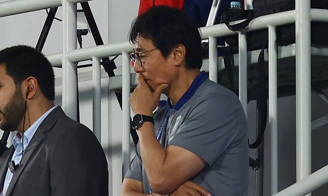 25일(현지시간) 카타르 도하 압둘라 빈 칼리파 스타디움에서 열린 2024 아시아축구연맹(AFC) U-23 아시안컵 8강전 대한민국과 인도네시아의 경기, 연장전반 퇴장당한 한국 황선홍 감독이 관중석에서 경기를 지켜보고 있다. 뉴시스