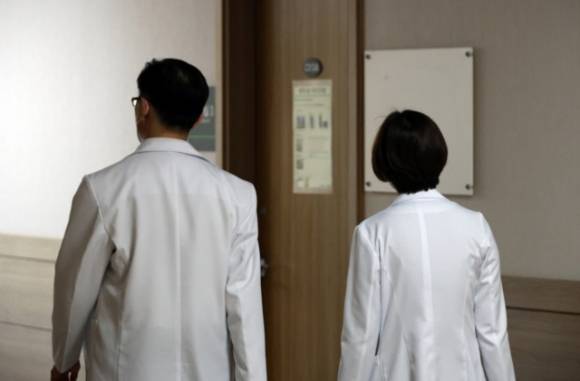 기사와 관련 없는 자료사진. 한 의과대학 교수·전문의들. 연합뉴스