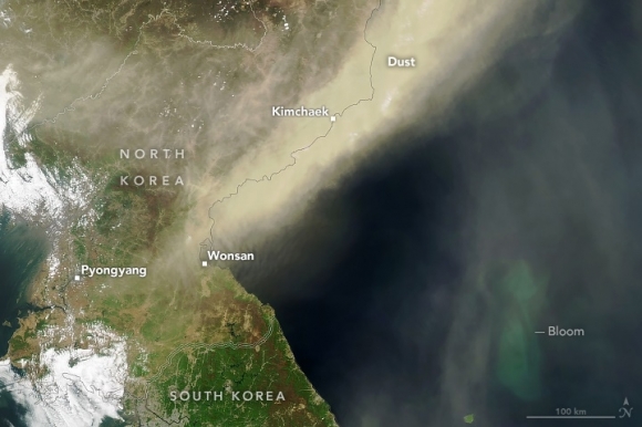 NASA 위성이 촬영한 한반도를 둘러싼 먼지 모습. NASA