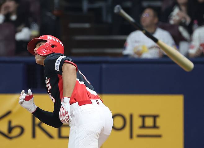 KIA 김도영이 25일 고척 키움전 홈런을 때린 뒤 타구를 확인하고 있다. 연합뉴스