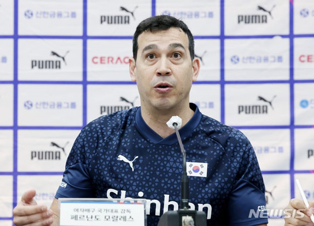페르난도 모랄레스 신임 여자 배구 대표팀 감독이 25일 기자회견에서 취재진의 질문에 답하고 있다. /사진=뉴시스