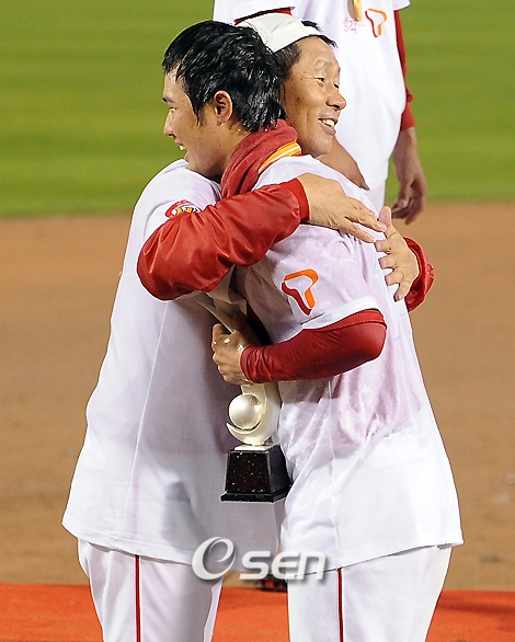 김성근 감독(왼쪽)이 SK 시절 2008년 한국시리즈 우승 후 최정과 포옹하고 있다.