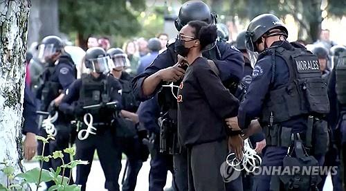 경찰에 연행되는 한 시위자의 모습 [로이터=연합뉴스 자료사진. 재판매 및 DB 금지]