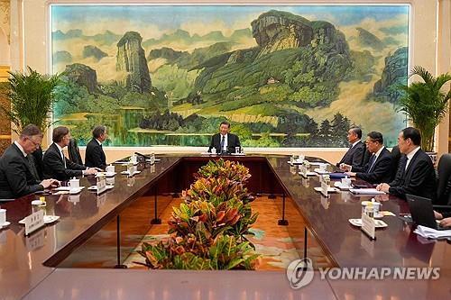 블링컨(왼쪽 맨위)·왕이(오른쪽 맨위) 가운데 상석 자리한 시진핑 주석(가운데) [AFP 연합뉴스]
