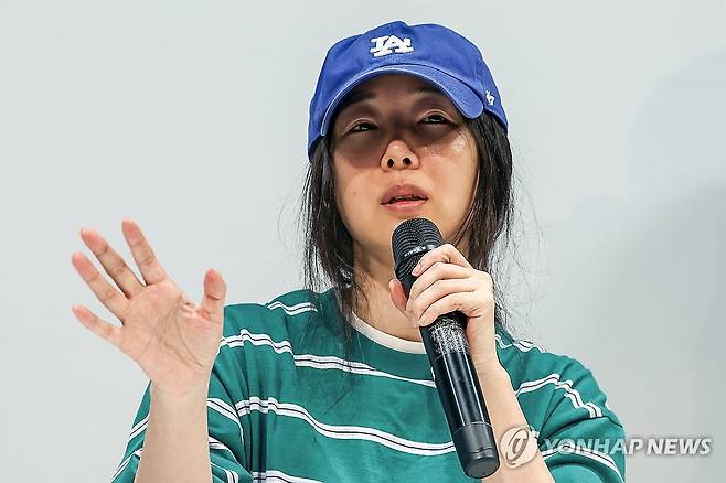 발언하는 민희진 대표 (서울=연합뉴스) 윤동진 기자 = 민희진 어도어 대표가 25일 오후 서울 서초구 한국컨퍼런스센터에서 열린 입장 발표 기자회견에서 발언하고 있다. 2024.4.25 mon@yna.co.kr