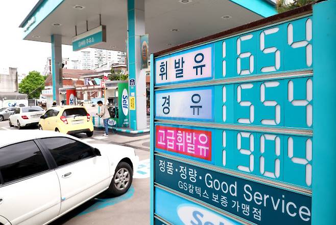 이번 주 국내 주유소의 휘발유·경유 주간 평균 판매가격이 동반 상승한 가운데 21일 서울의 한 주유소에 휘발유·경유 가격이 게시되어 있다. (사진=연합뉴스)