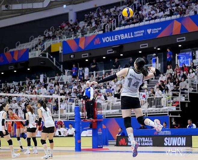 2023 VNL 3주차 경기에서 이다현이 서브를 넣고 있다ⓒMHN스포츠 이지숙 기자