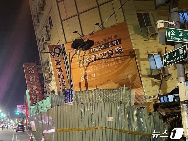 23일(현지시간) 대만 화롄의 호텔 건물이 지진으로 크게 기울어진 모습이 보인다. 2024.04.23 ⓒ AFP=뉴스1 ⓒ News1 우동명 기자