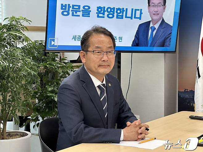 뉴스1과 인터뷰하는 더불어민주당 강준현 국회의원 당선인. / 뉴스1