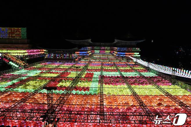27일 부산 부산진구 초읍에 있는 삼광사에서 연등축제가 열리고 있다. 2024.4.27. 손연우 기자