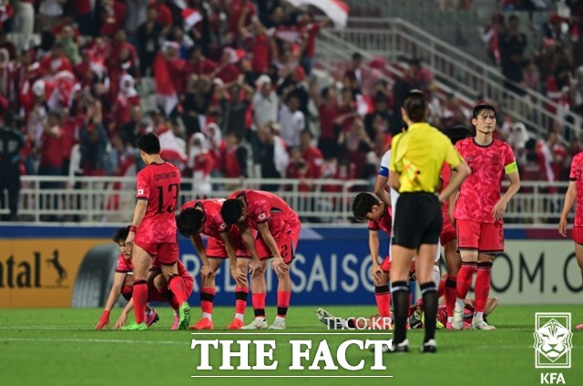 개최국 카타르보다 수월할 것으로 여겼던 인도네시아와 8강전에서 승부차기 패한 한국 선수들이 아쉬워하고 있다./도하=KFA