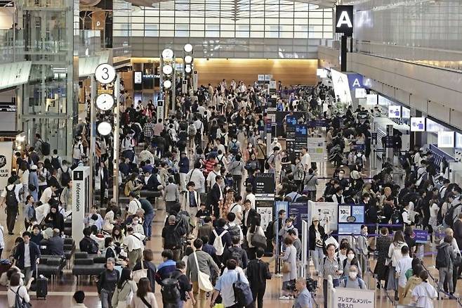 골든위크가 시작된 27일 아침 일본 도쿄 하네다공항의 모습. [사진출처=연합뉴스]