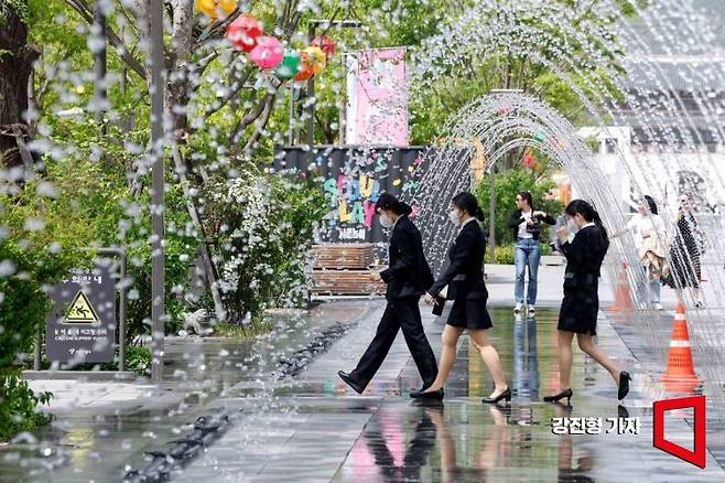 전국 대부분 지역 낮 기온이 25도 이상으로 상승한 26일 서울 종로구 광화문 광장에 설치된 분수가 시원한 물줄기를 뿜어내고 있다. 사진=강진형 기자aymsdream@
