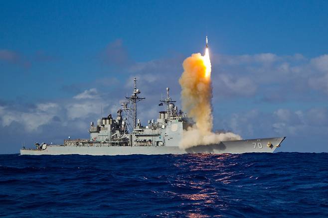 미사일 순양함 USS 레이크 이리호(CG 70)에서 SM-3 블록 1B 요격 미사일이 발사되고 있다. /미해군