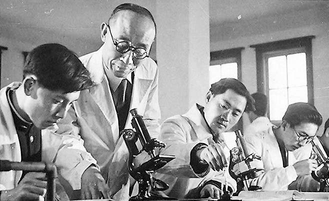 1946년 김일성종합대학 의학부장 시절의 정두현(왼쪽에서 둘째)이 학생들을 지도하고 있다. 정두현이 옹호한 유전학은 북한에서 “반동적 학문”으로 몰렸다. 1950년대 이후 그의 행적은 확인되지 않는다. /세로북스