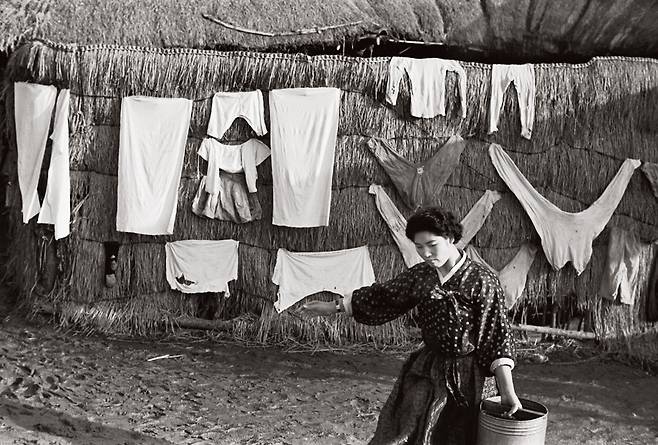 물 긷는 여인,  1960년대/ 사진가 황규태
