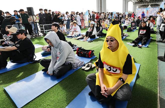 지난해 5월 서울 서초구 잠수교에서 열린 '2023 한강 멍 때리기 대회'에서 참가자들이 멍하니 앉아 있다./뉴스1