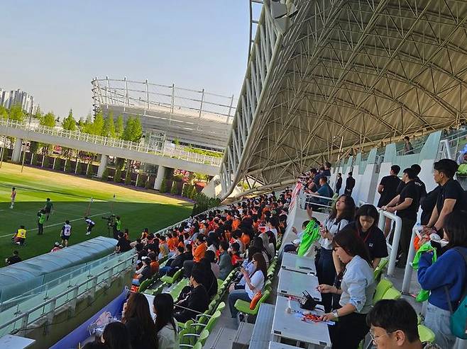 27일 인천 남동아시아드럭비경기장을 찾은 관중들이 ‘2024 코리아 슈퍼럭비리그’를 관람하고 있다. ⓒ 대한럭비협회