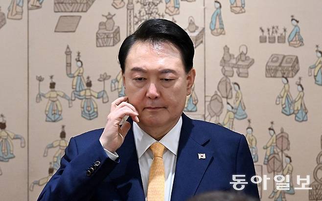 윤석열 대통령이 23일 용산 대통령실 청사에서 열린 협정 MOU 서명식 도중 얼굴을 만지며 생각에 잠겨 있다. 2024. 04. 23. 최혁중 기자 sajinman@donga.com