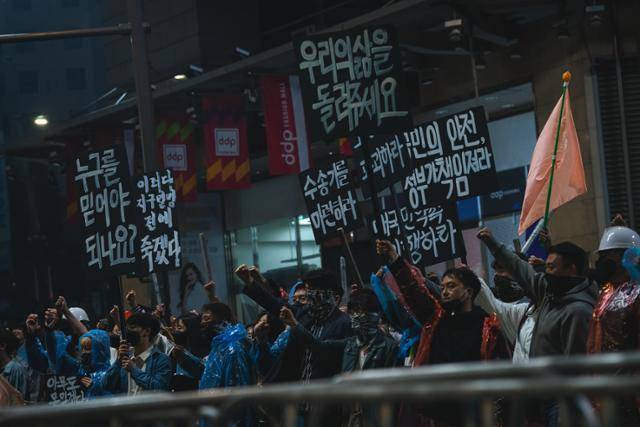 '종말의 바보'는 지구와 소행성 충돌까지 D-200, 눈앞에 닥친 종말에 아수라장이 된 세상과 그럼에도 불구하고 끝까지 함께 오늘을 살아가는 사람들의 이야기를 담았다. 넷플릭스 제공