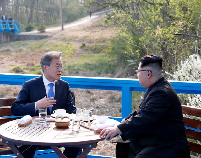 문재인 전 대통령과 김정은 북한 국무위원장이 2018년 4월 27일 판문점 남측 지역 도보다리 위에서 담소를 나누고 있다. 판문점=고영권 기자
