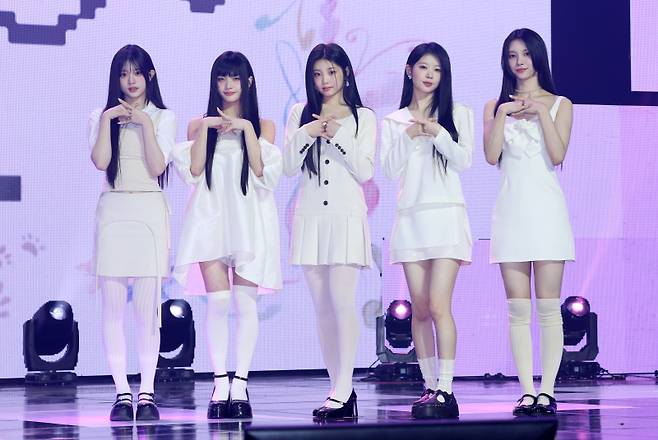 그룹 아일릿(ILLIT) 민주, 이로하, 원희, 모카, 윤아가 25일 오후 서울 용산구 블르스퀘어 마스터카드홀에서 열린 미니 1집 'SUPER REAL ME' 발매 기념 쇼케이스에 참석해 포즈를 취하고 있다. 아일릿은 '르세라핌' '뉴진스'에 이어 하이브가 탄생시킨 세 번째 걸그룹이자, '엔하이픈' 소속사 빌리프랩이 만든 첫 걸그룹이다. 서병수 기자 qudtn@edaily.co.kr /2024.03.25/