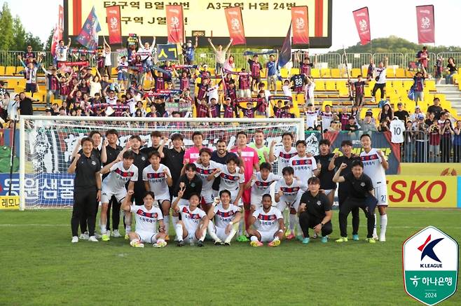 수원FC 선수들이 27일 광주FC 원정 승리 후 기념사진을 촬영하고 있다. 사진=프로축구연맹