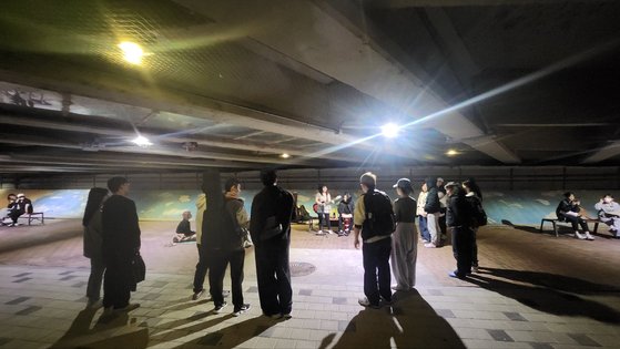'다리 밑 프로젝트'의 거리 공연이 시작되자 인근 아파트 주민 등 20여 명이 순식간에 모여들었다. 김서원 기자