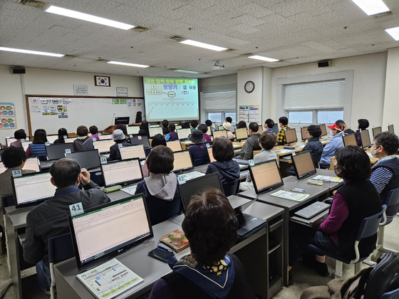 서울 숭인동 진형중고등학교에 재학 중인 6070 만학도들이 컴퓨터 수업 시간에 엑셀 강의를 듣고 있다. 신수민 기자