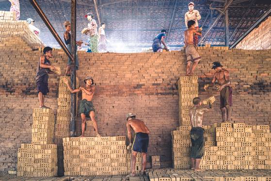 미얀마’ 시리즈 중 양곤도 벽돌공장 노동의 풍경. 2022 ⓒ신진호