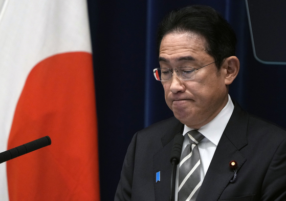 기시다 후미오 총리가 지난해 12월 도쿄 관저에서 열린 기자회견에서 입을 꽉 다문 표정을 짓고 있다. [AP=연합뉴스]