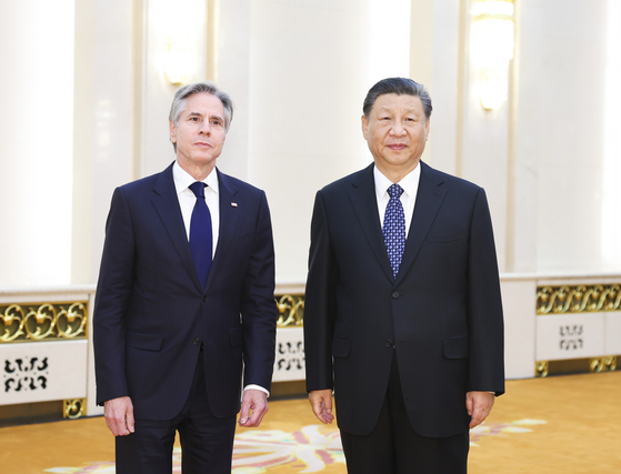 시진핑 주석(오른쪽)이 26일 토니 블링컨 미 국무장관과 포즈를 취하고 있다. [신화=연합뉴스]