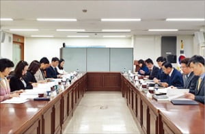 정부가 폐지한 국가회계제도심사위원회의 과거 회의 모습.