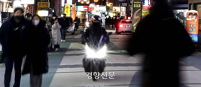 한 배달 노동자가 오토바이를 타고 시내를 달리고 있다. 경향신문 자료사진