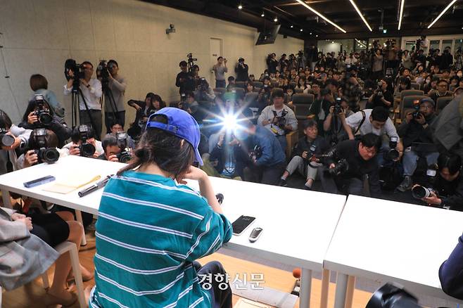 경영권 탈취 의혹을 받고 있는 하이브 산하 레이블 어도어의 민희진 대표가 지난 25일 서울 강남 한국컨퍼런스센터에서 관련 사안에 대해 기자회견을 하고 있다.  이준헌 기자